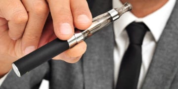 guy vaping a vape with a clearomizer image